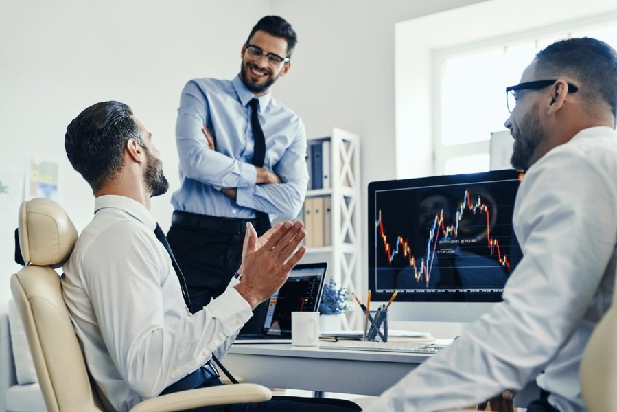 Trader-Team analysiert Arbinio Platforma und Kursverläufe